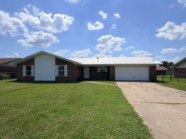 211 N Berthe Ave foreclosure property image