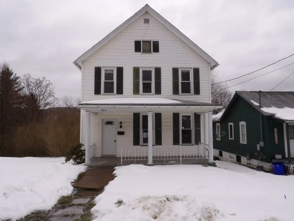 806 E 4th St foreclosure property image