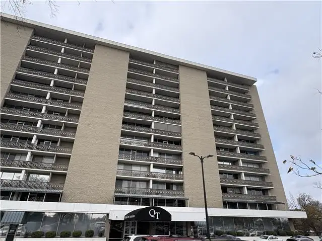 700 E 9th St foreclosure property image