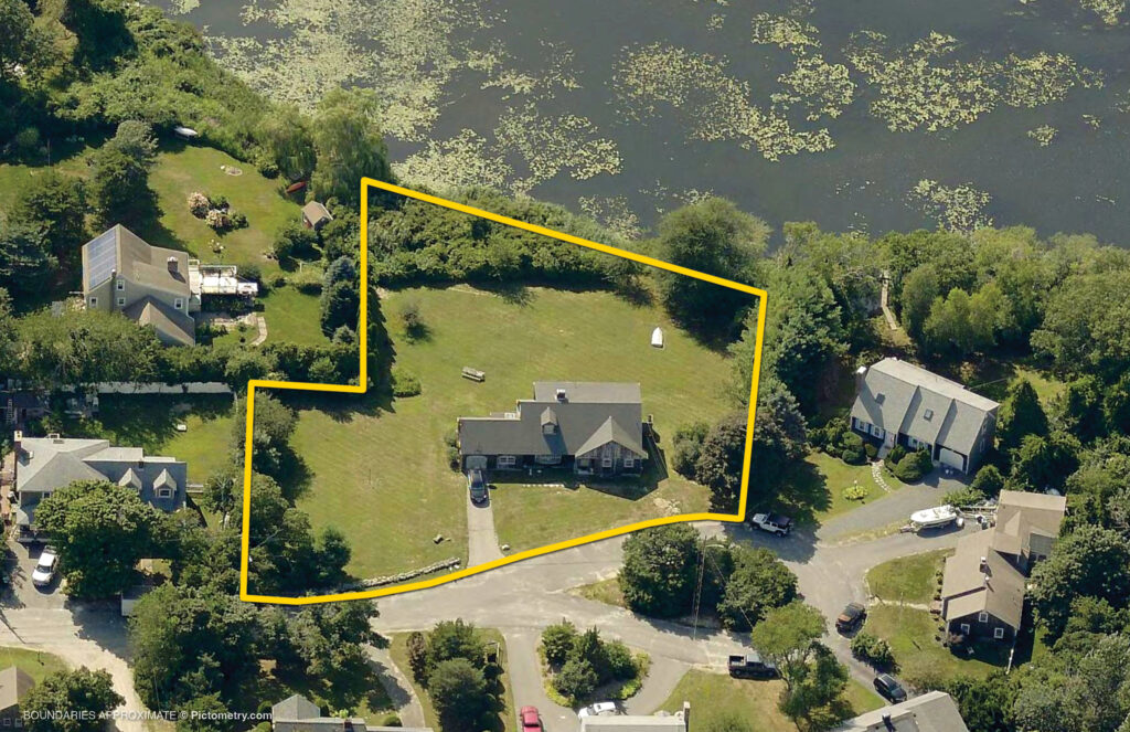 HYANNIS PORT (CAPE COD), MA – 4BR Home on .77+/- Acre Lot on Simmons Pond foreclosure property image