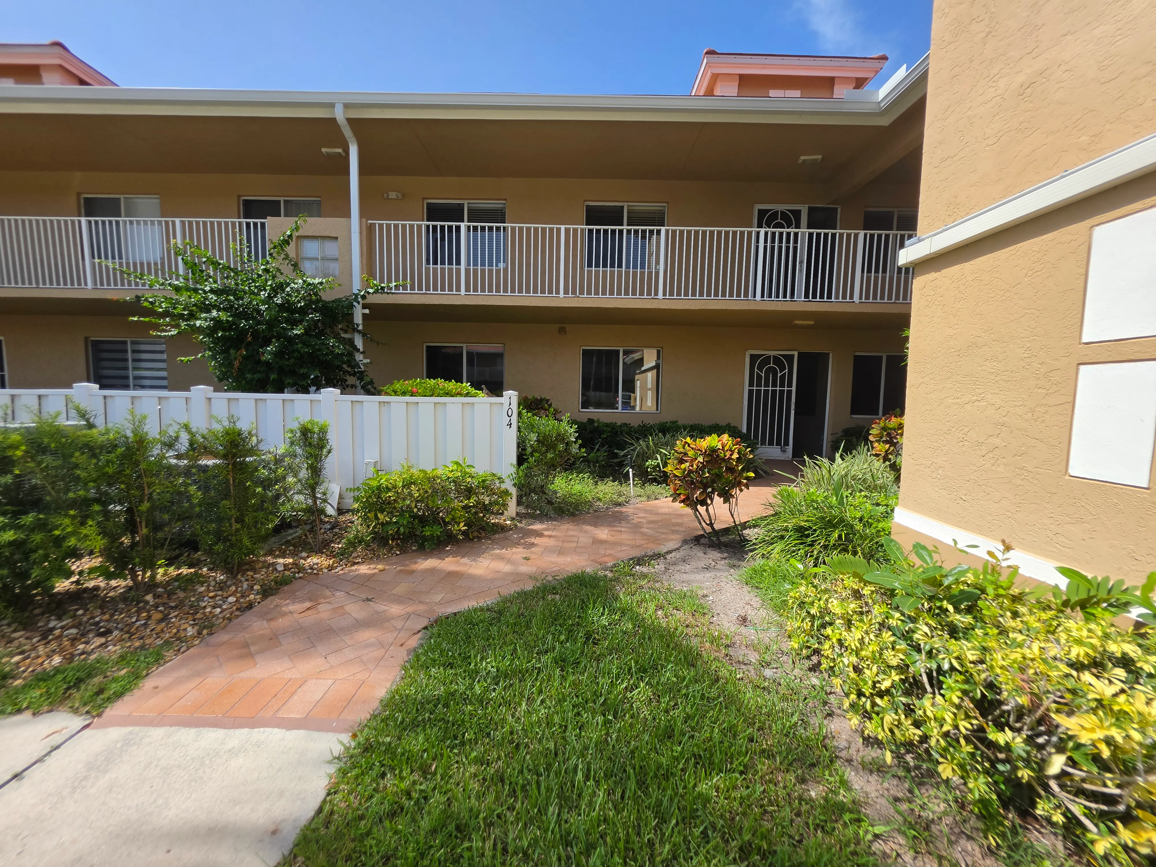 5951 Regal Glen Dr Apt 104 foreclosure property image