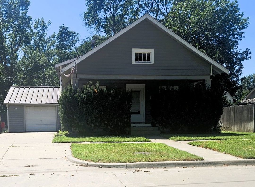 621 W Cave Springs Ave foreclosure property image
