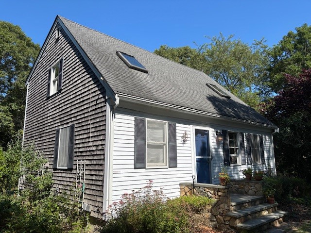 OAK BLUFFS (MARTHA’S VINEYARD), MA – 1,365+/- sf, 3BR Home on .36+/- Acre foreclosure property image