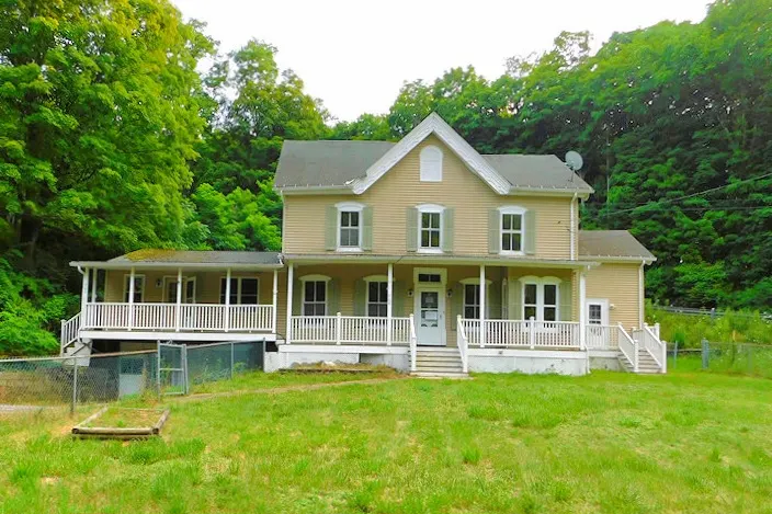 900 Salisbury Tpke foreclosure property image