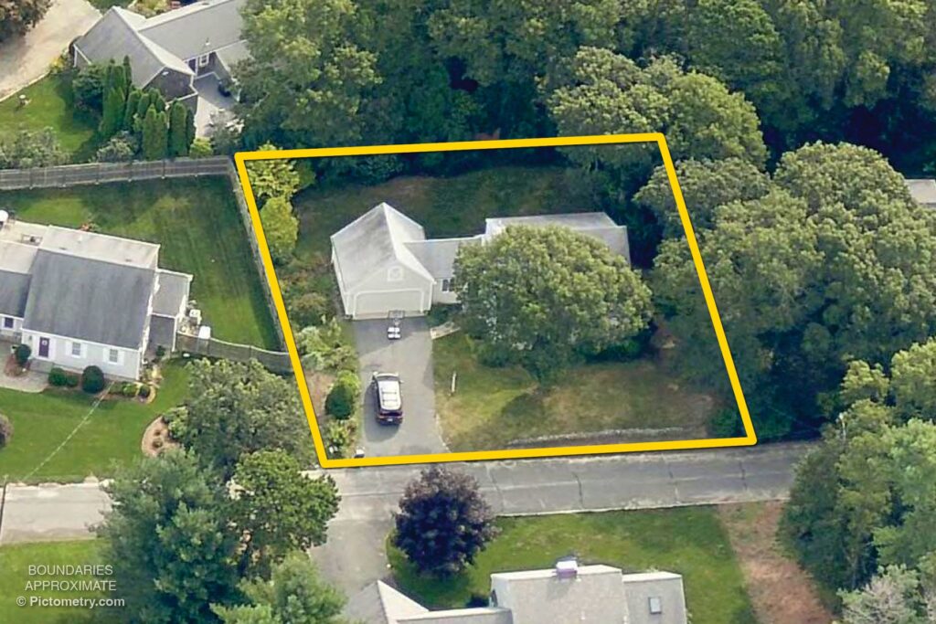 OSTERVILLE (BARNSTABLE), MA – 2,076+/- sf, 3BR, 2BA Home on .23+/- ac. foreclosure property image
