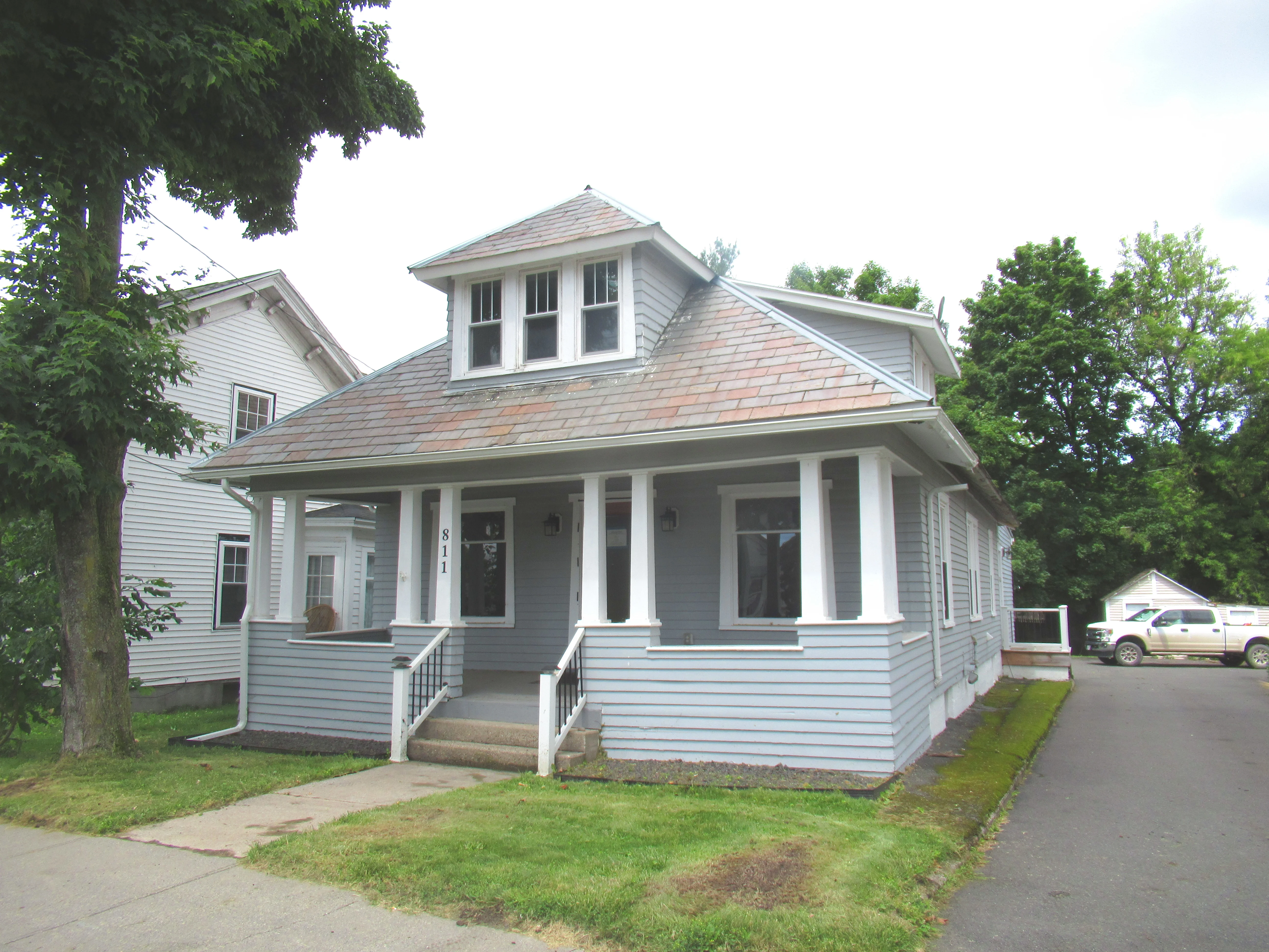 811 Hudson Ave foreclosure property image