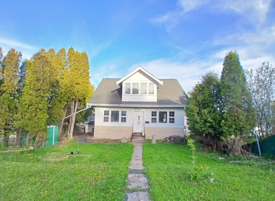 614 E 9th St foreclosure property image