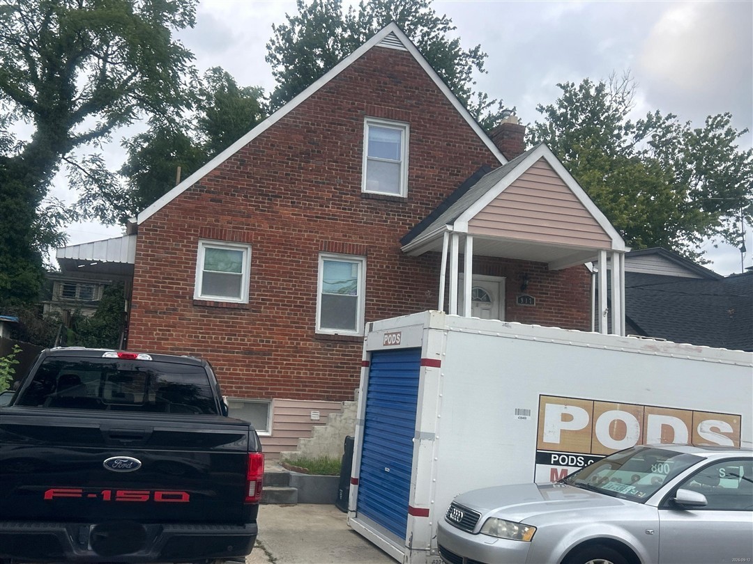 917 Larchmont Ave foreclosure property image
