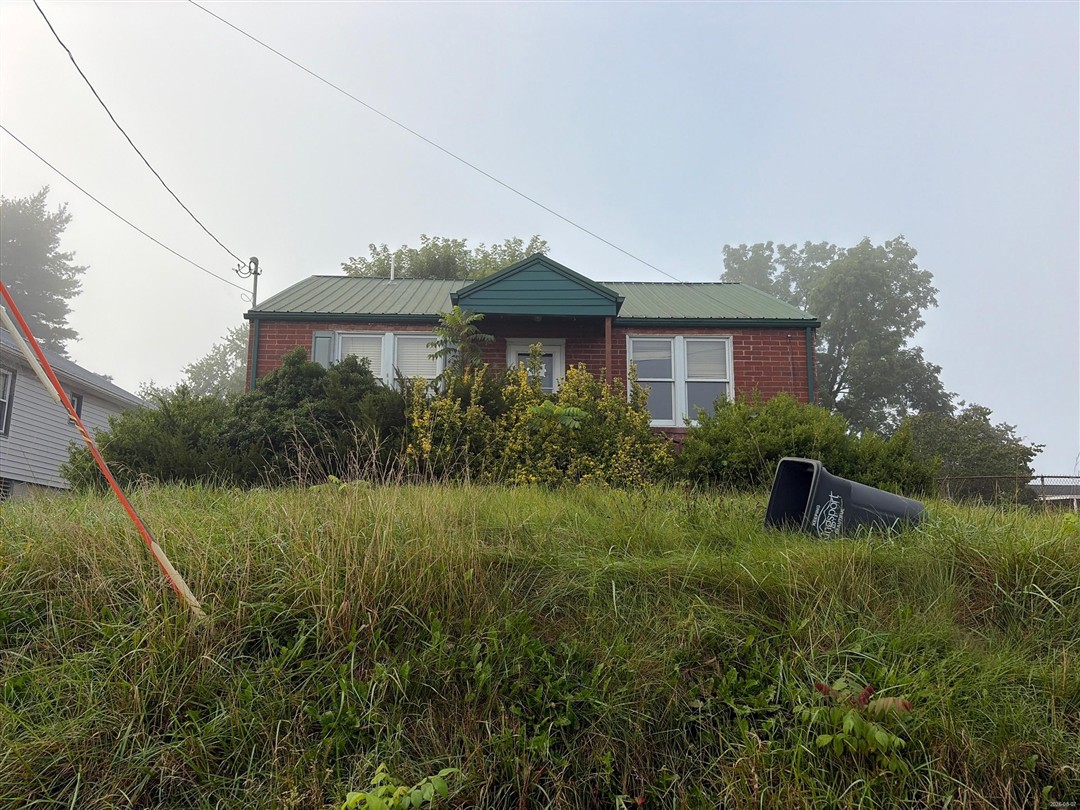 568 Mayfield Ave foreclosure property image