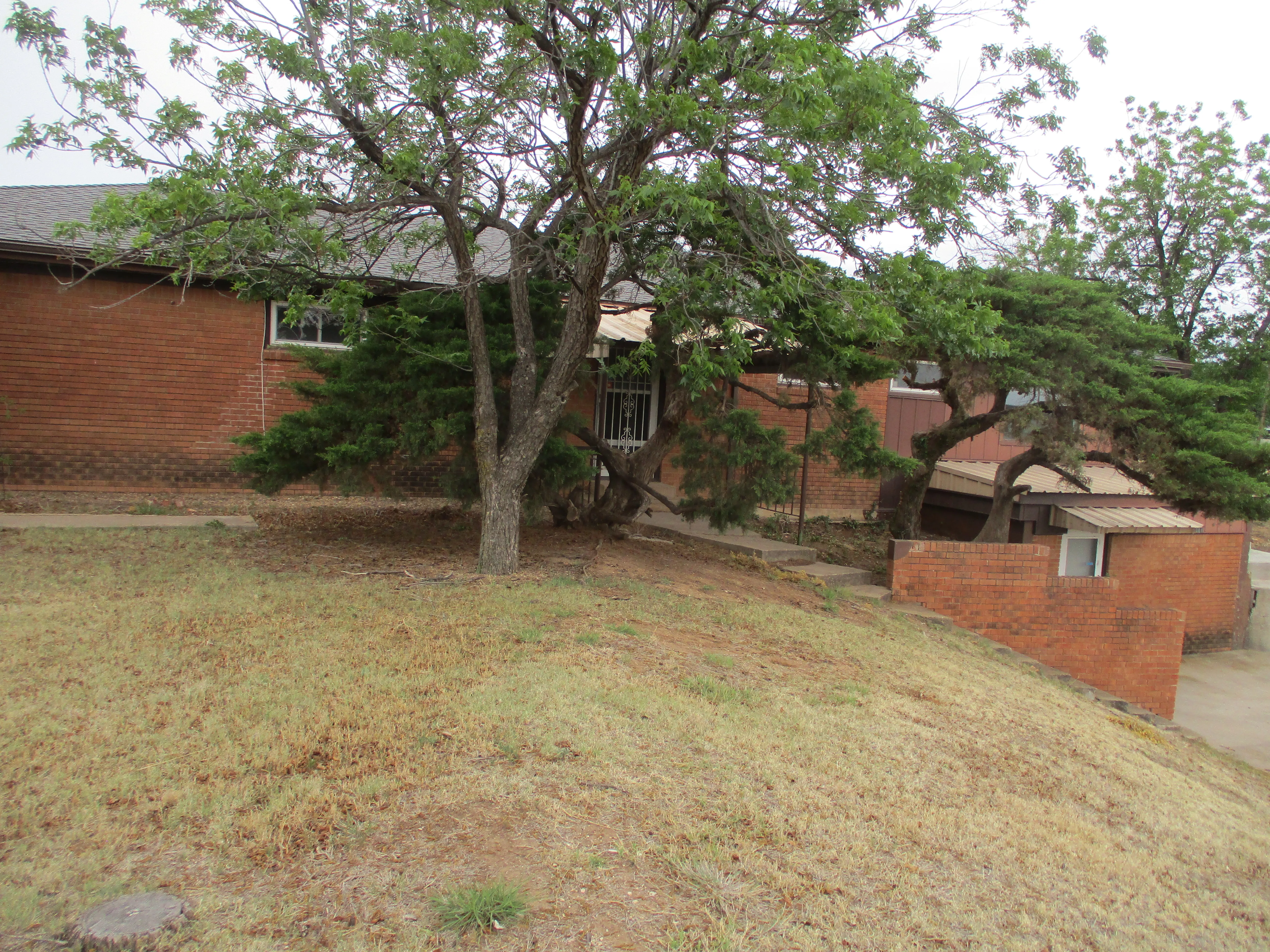 1200 E Harvester Ave foreclosure property image