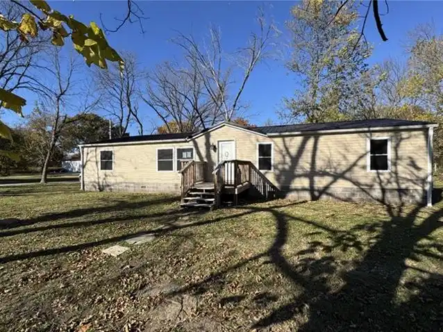 601 E Floral St foreclosure property image