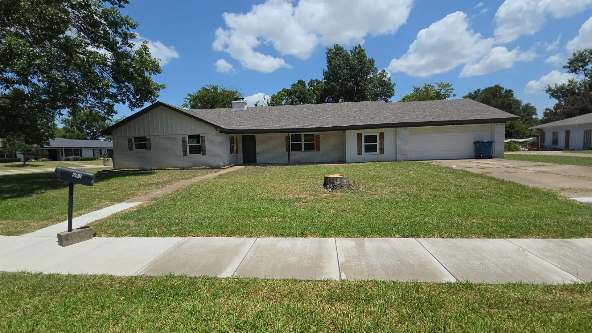 901 Crestview Dr foreclosure property image