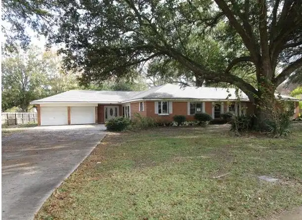 10048 Bayou Des Glaisies St foreclosure property image